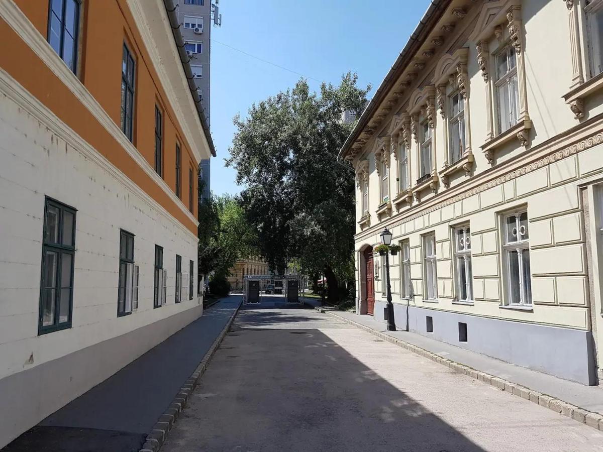 Stylish Historic Flat For 4 In Heart Of Oldbuda Budapest Exterior photo